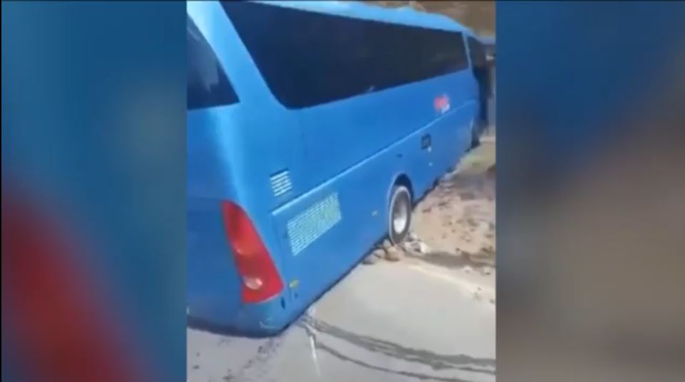 Σαντορίνη: Τουριστικό πούλμαν κόλλησε σε στροφή πάνω από γκρεμό – Σωστικά μέτρα για τους επιβάτες
