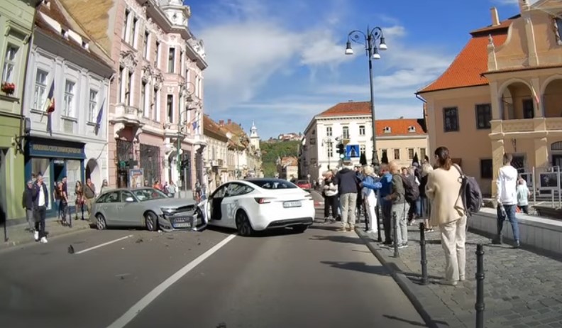 Ρουμανία: Tesla απέφυγε πεζό προκαλώντας σύγκρουση με διερχόμενο όχημα
