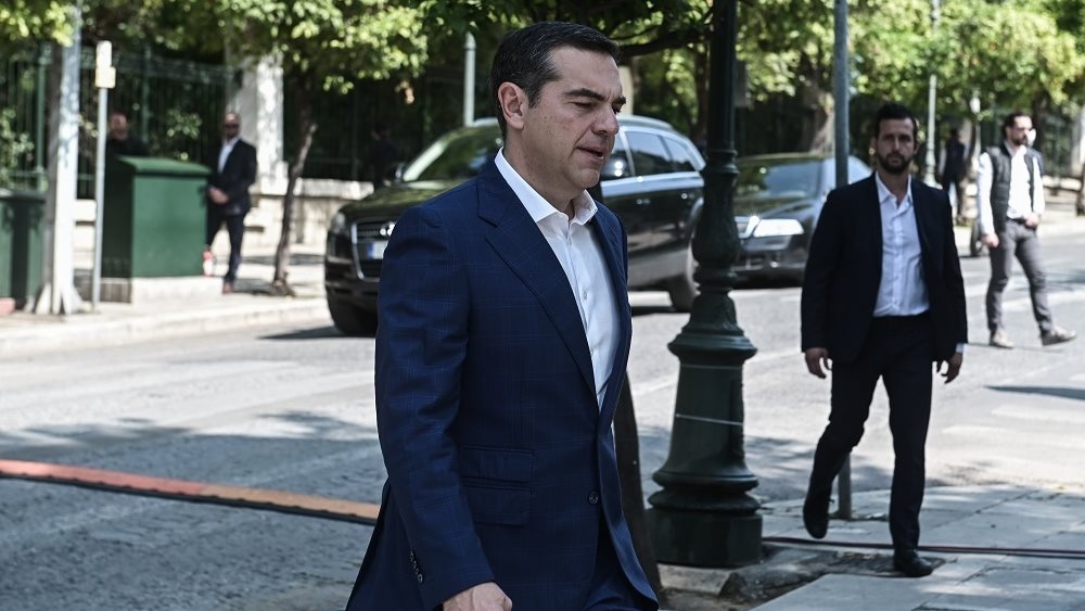 Τσίπρας σε δημοσιογράφους: «Εδώ είμαι, δεν έφυγα»
