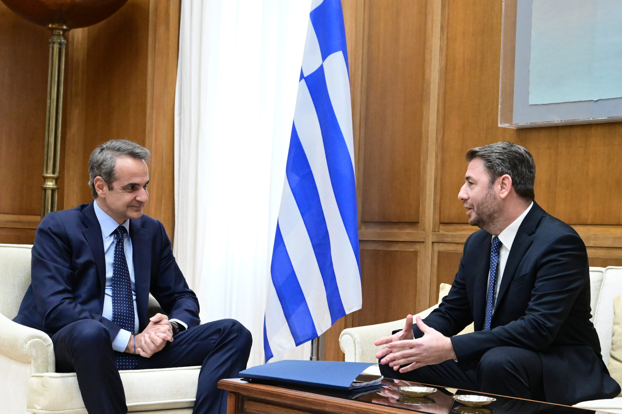 Ο Μητσοτάκης προσπαθεί να «ευνουχίσει» πολιτικά τον Ανδρουλάκη