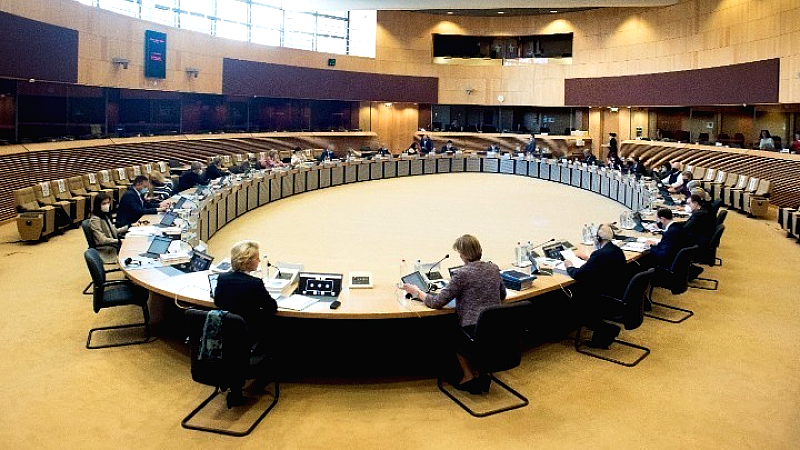 Κομισιόν: Σημαντική μείωση του κενού ΦΠΑ στην Ελλάδα – Πτώση άνω των 9 μονάδων από το 2019 έως το 2022