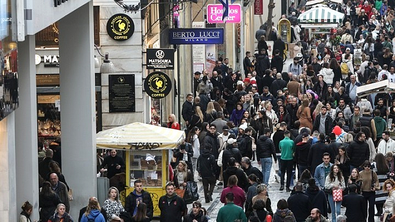 Αυξημένη κίνηση στην εορταστική αγορά – Το ωράριο των καταστημάτων για την παραμονή της Πρωτοχρονιάς