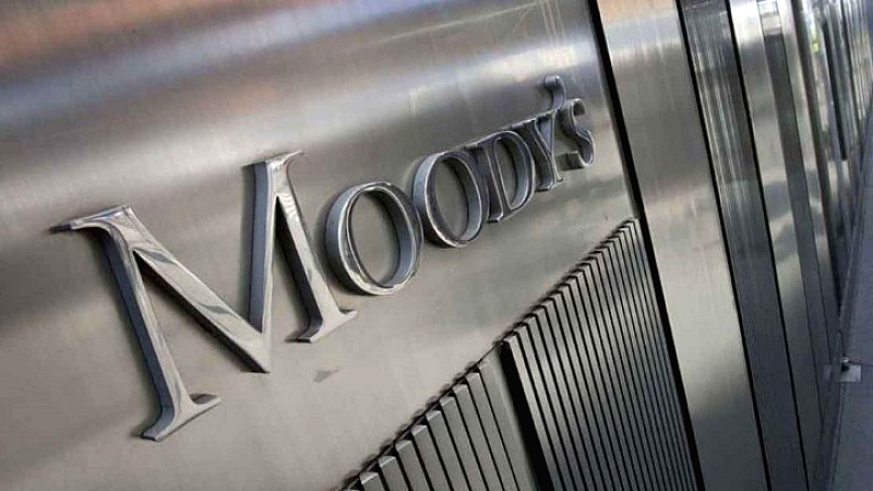 Moody’s: Η πτώση της κυβέρνησης Μπαρνιέ δημιουργεί αβεβαιότητα για τα δημόσια οικονομικά