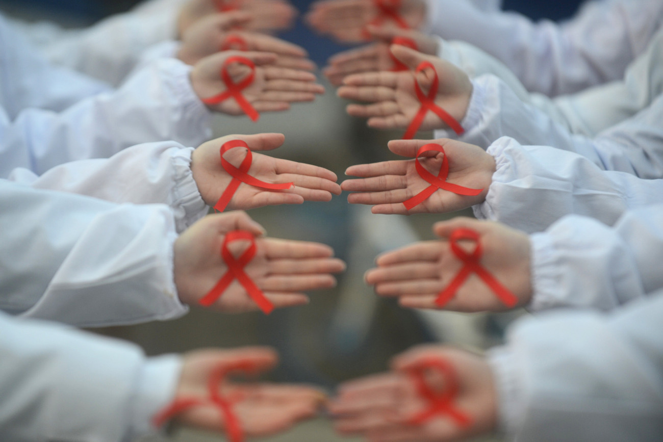 Παγκόσμια ημέρα κατά του AIDS: Επιτακτική ανάγκη να αντιμετωπιστεί το στίγμα και να ενισχυθεί η διάγνωση