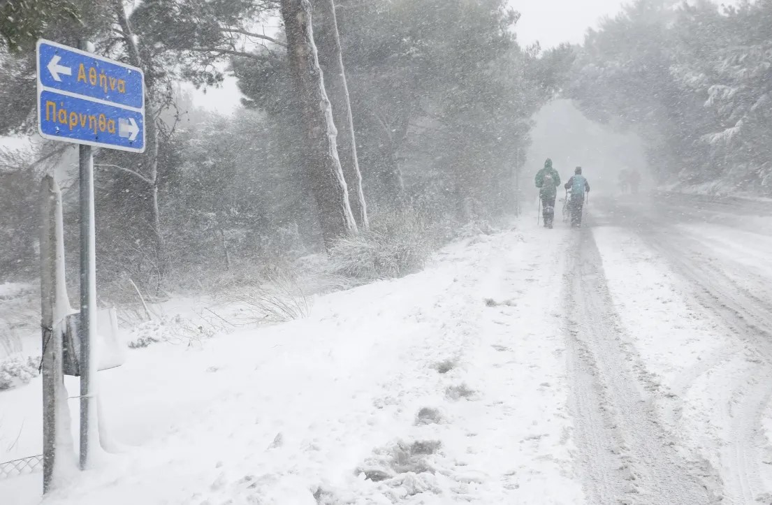 Χειμωνιάτικες συνθήκες και χιονοπτώσεις στην Πάρνηθα