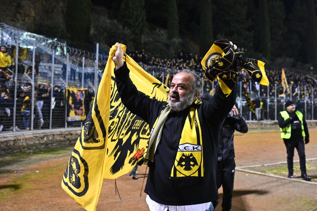 Η νίκη της ΑΕΚ και οι πανηγυρισμοί του Μάριου Ηλιόπουλου με τους φιλάθλους (vid)