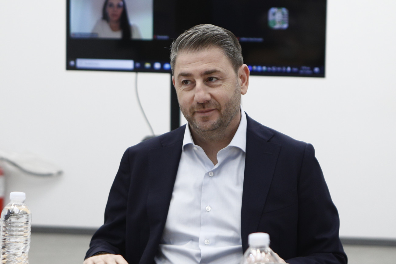 ΠΑΣΟΚ: Στρατηγική κατά της κυβέρνησης με εστίαση στην κοινωνική κατοικία και ευρωπαϊκή παρουσία του Ανδρουλάκη