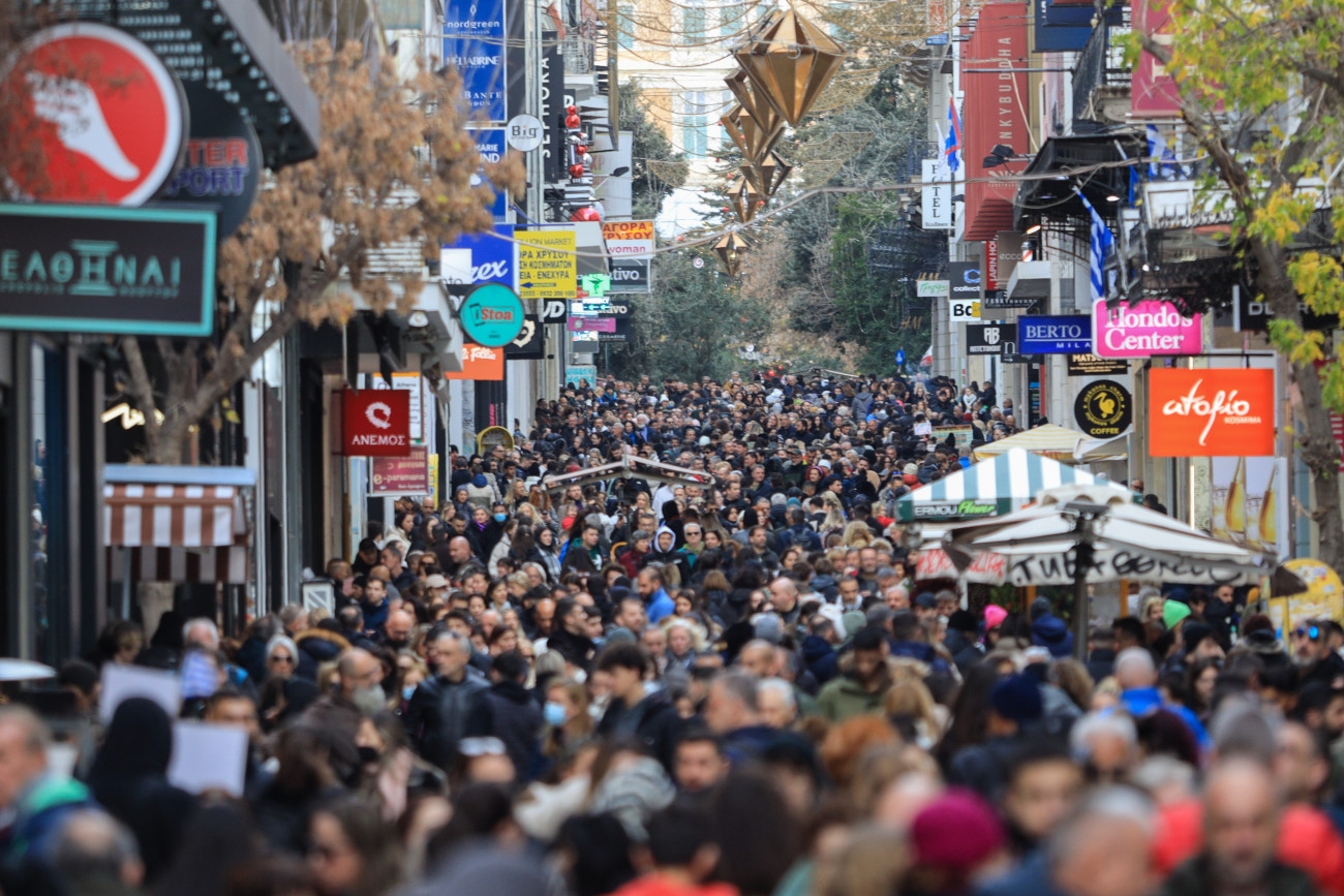 Πρωτοχρονιά: Εορταστικό ωράριο και αυξημένη κίνηση στην αγορά