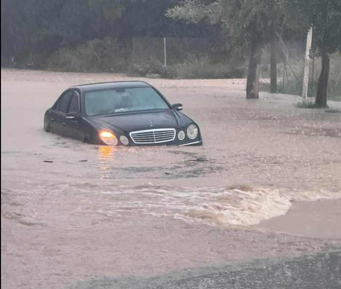 Εφιαλτική νύχτα στην Ρόδο λόγω της σφοδρής κακοκαιρίας – Απαγορεύτηκε η κυκλοφορία, δεκάδες κλήσεις για απεγκλωβισμούς στην Πυροσβεστική