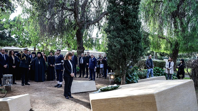 Στεφάνι από την ΠτΔ Κατερίνα Σακελλαροπούλου στο Μνημείο Ολοκαυτώματος στο Θησείο