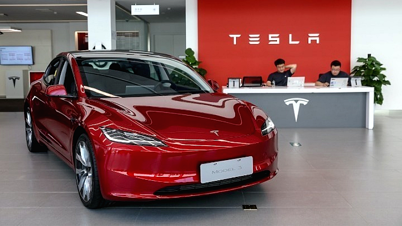 Οι ιδιοκτήτες Tesla αντιδρούν με αντι-Μασκ αυτοκόλλητα | Πτώση στις πωλήσεις των ηλεκτρικών αυτοκινήτων