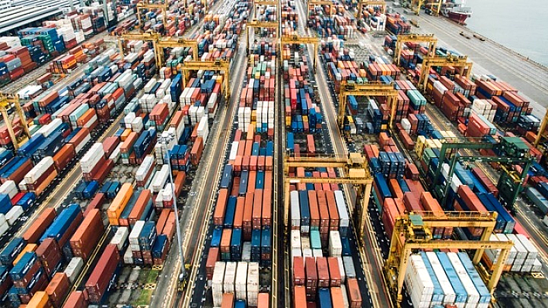Σημαντική πτώση ναύλων λόγω επιστροφής των container ships στη διώρυγα του Σουέζ