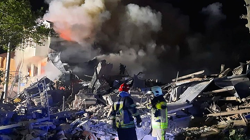 Νυχτερινή αεροπορική επιδρομή της Ρωσίας προκαλεί πυρκαγιά στο Χάρκοβο