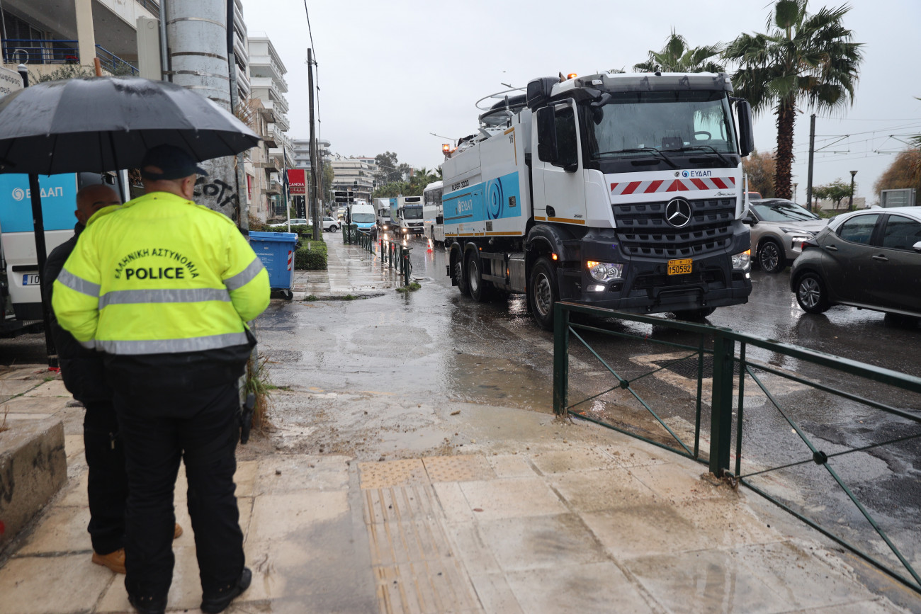 Προβλήματα από κακοκαιρία στη λεωφόρο Ποσειδώνος: Διαρροή λυμάτων στον Άλιμο