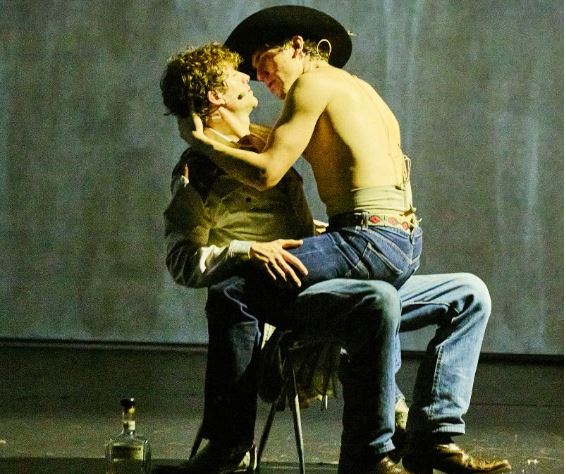 Παράταση για τις παραστάσεις του Brokeback Mountain στο θέατρο Κνωσσός