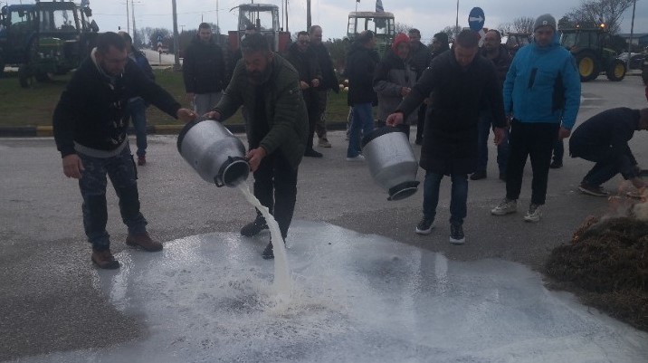 Τρίκαλα: Συμβολικός αποκλεισμός στον κόμβο Μεγαλοχωρίου από αγρότες που διαμαρτύρονται