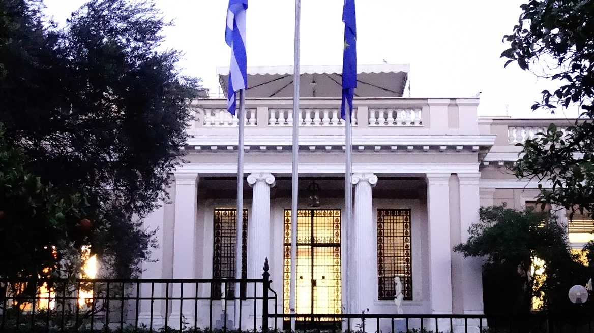 Στρατηγική αντεπίθεσης από το Μαξίμου