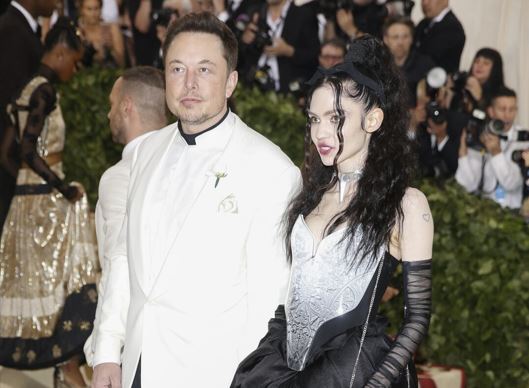 Η Grimes παρακαλεί τον Έλον Μασκ να επικοινωνήσει σχετικά με την υγεία του παιδιού τους