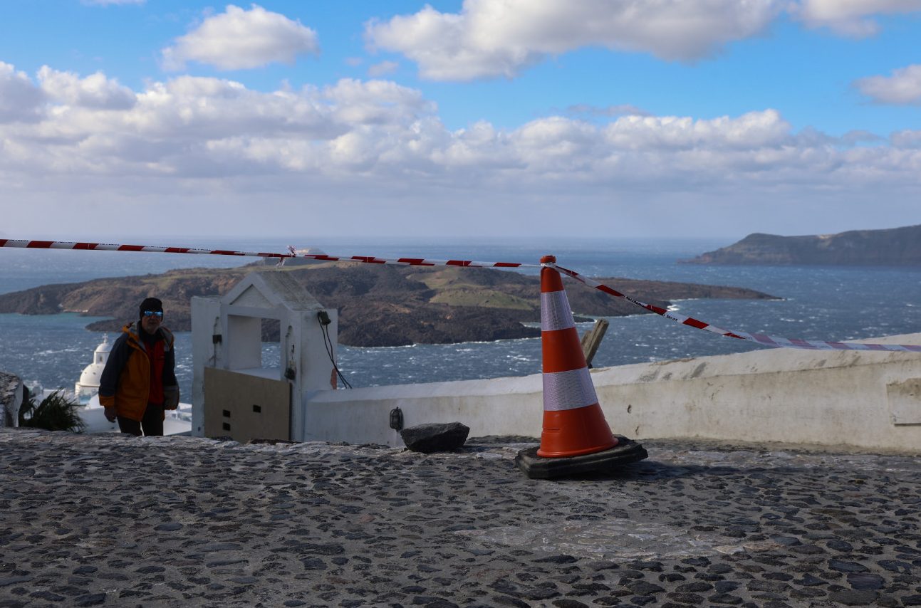 Σαντορίνη: Με τη χρήση drones, το ΕΚΠΑ ερευνά περιοχές κινδύνου για κατολισθήσεις