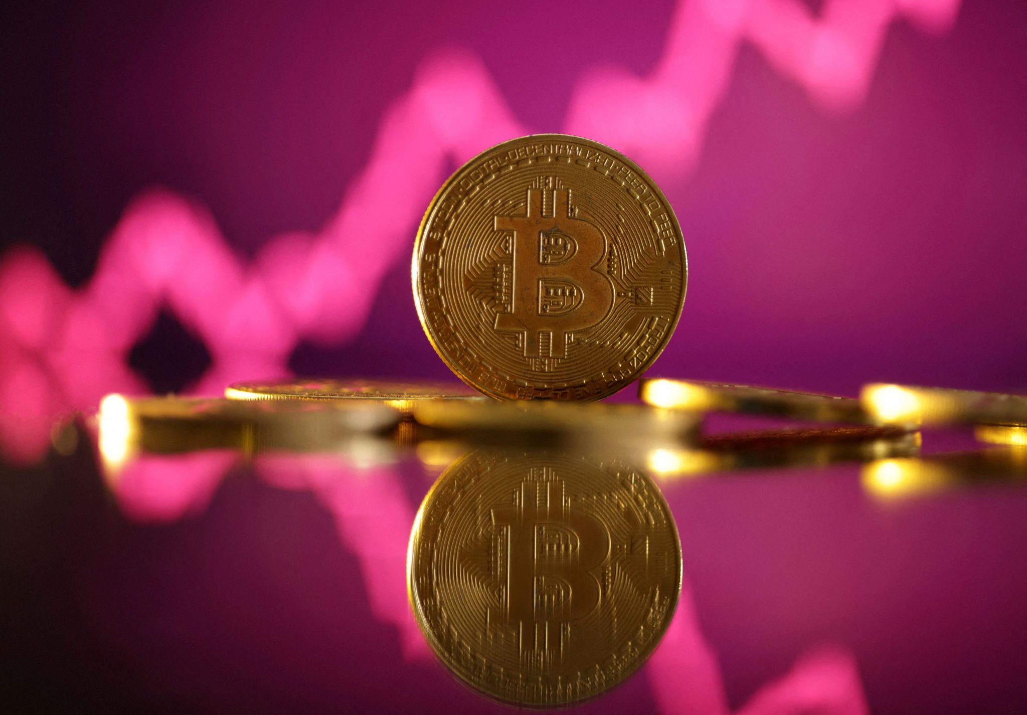 Ρεκόρ εκροών χρημάτων από τα Bitcoin ETFs σε ένα καυτό μήνα