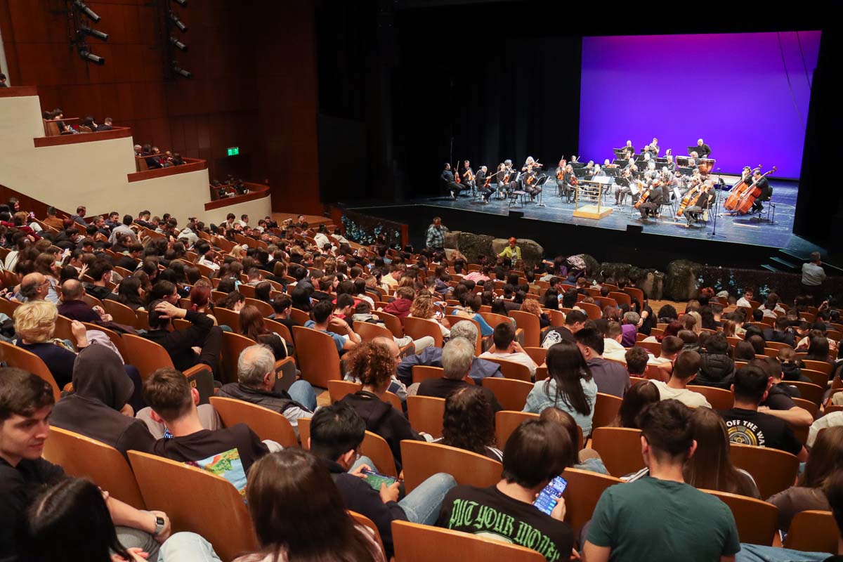 Μαθητές του δήμου Νεάπολης-Συκεών στη «Μήδεια» του Μπέντα με την Καριοφυλλιά Καραμπέτη να ενσαρκώνει τα έξι πρόσωπα του ρόλου