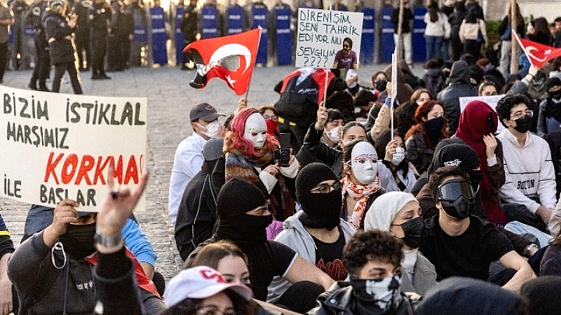 Σφοδρές καταδίκες από την Κομισιόν, το Λονδίνο και το Παρίσι για τις συλλήψεις δημοσιογράφων στην Τουρκία