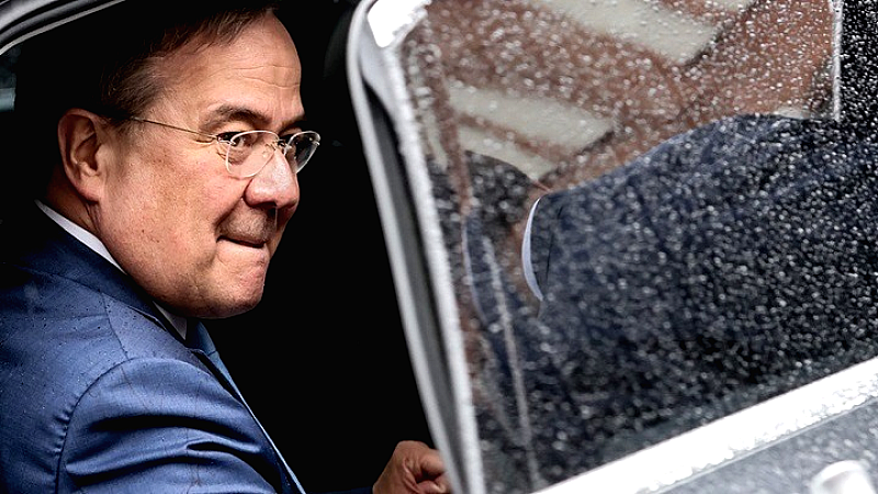 Γερμανία: Ο Άρμιν Λάσετ σε υπερβολική ταχύτητα λόγω απειλών