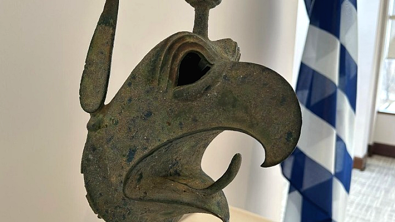 Παράδοση της κεφαλής του γρύπα στο Αρχαιολογικό Μουσείο της Αρχαίας Ολυμπίας
