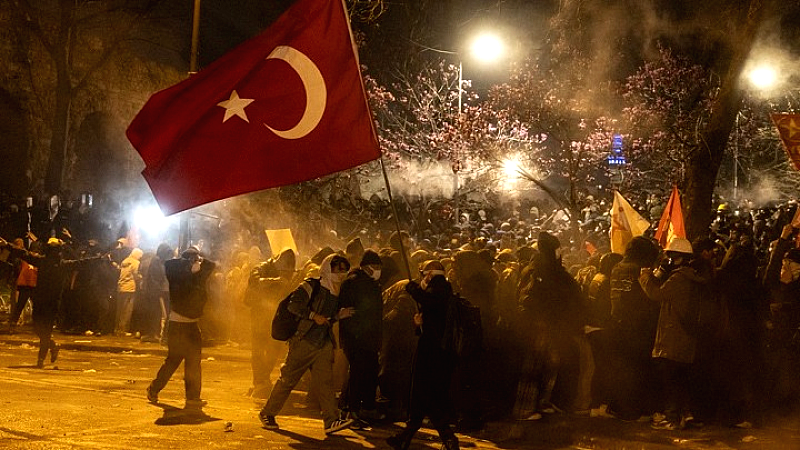 Συνεχιζόμενες διαμαρτυρίες στην Τουρκία μετά τη σύλληψη του Ιμάμογλου – Ο Ερντογάν υποστηρίζει «δεν θα υποχωρήσει»