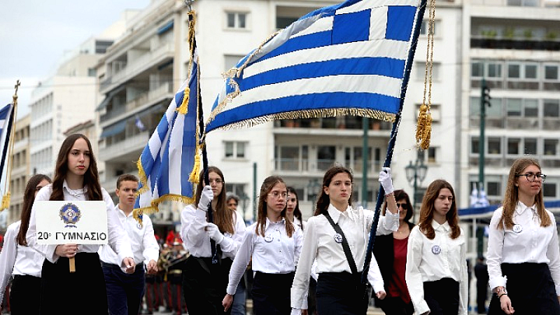 Η μαθητιώσα νεολαία της Αθήνας τιμά την Εθνική Επέτειο με εντυπωσιακή παρέλαση