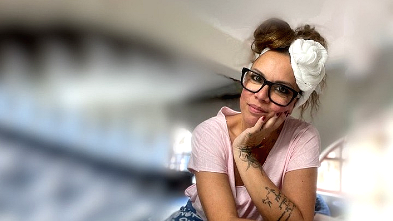 Οι γυναίκες για τις γυναίκες- Paramedical tattoo artist «ζωγραφίζει» το χαμόγελο σε γυναίκες που έχουν υποβληθεί σε μαστεκτομή