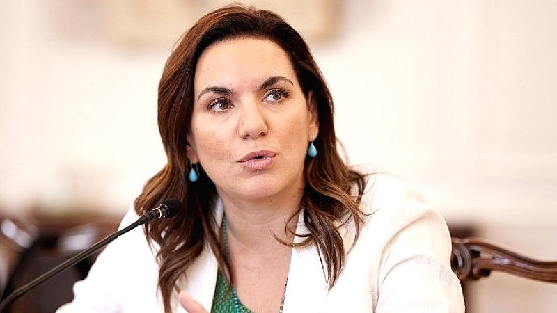 Ασφάλεια και προοπτικές για τη Σαντορίνη: Η υπουργός Τουρισμού αναλύει τα μέτρα και τις καινοτομίες