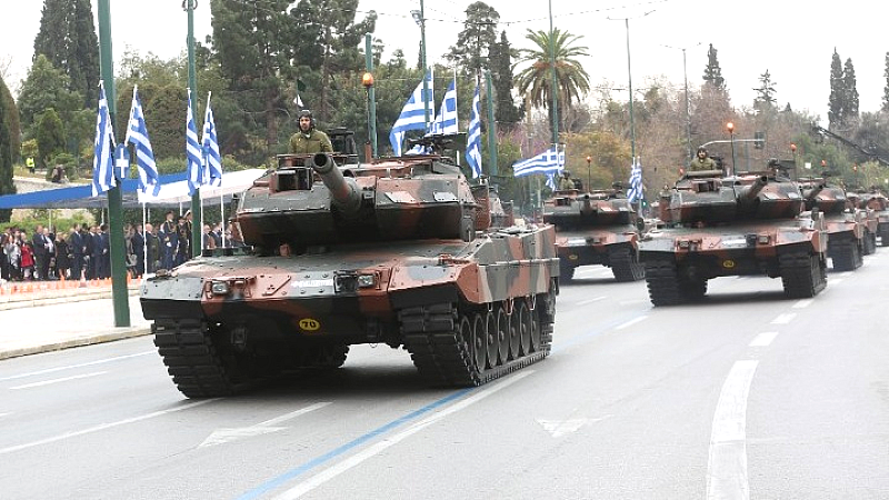 Εντυπωσιακή στρατιωτική παρέλαση στο Σύνταγμα με συμμετοχή Ενόπλων Δυνάμεων
