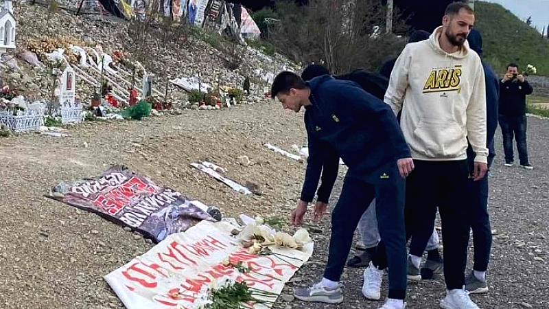 Συγκινητική στάση του Άρη στα Τέμπη για τα θύματα του σιδηροδρομικού δυστυχήματος