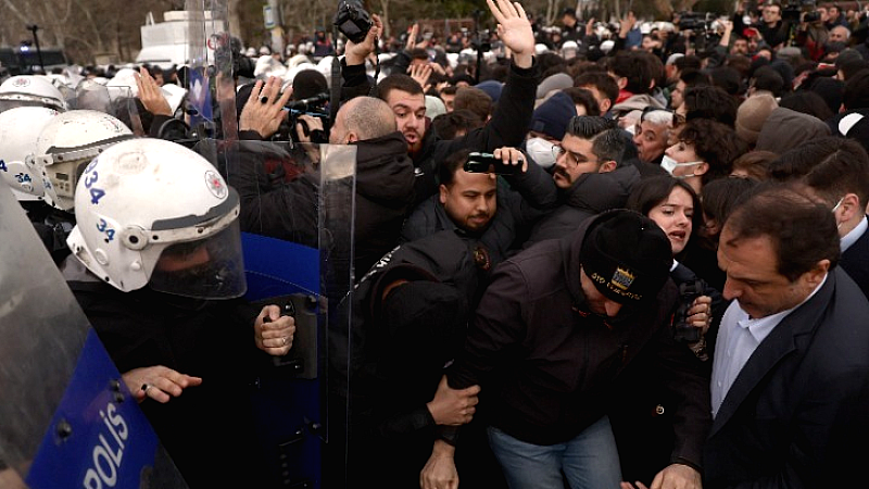 Κωνσταντινούπολη: Αστυνομική βία κατά των διαδηλωτών με πλαστικές σφαίρες και δακρυγόνα