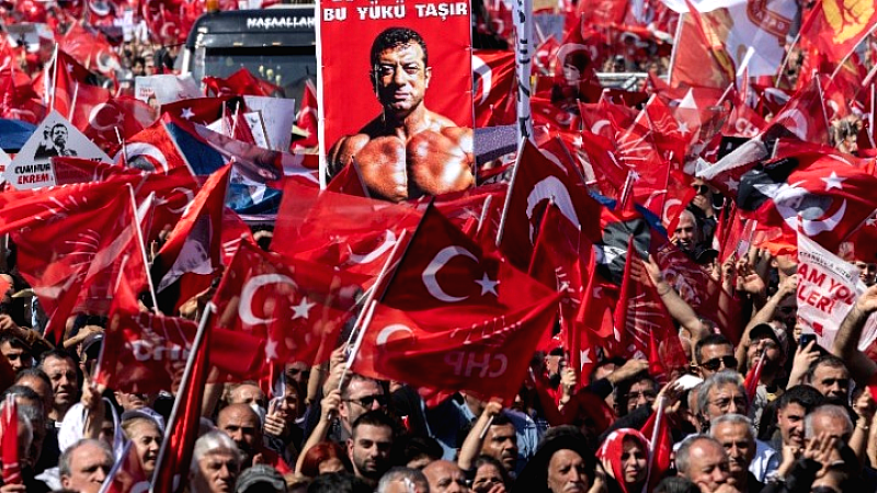 Μαζική διαμαρτυρία της αντιπολίτευσης στην Κωνσταντινούπολη για τη σύλληψη του Εκρέμ Ιμάμογλου