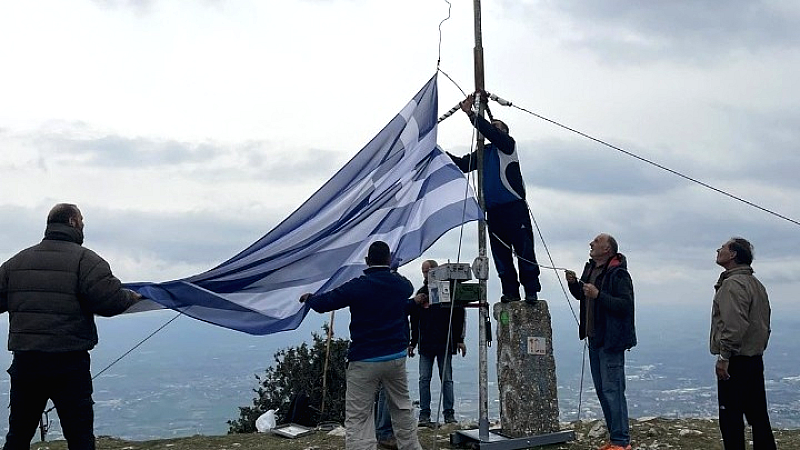 Ξάνθη: Εθελοντές αναρτούν νέα Ελληνική σημαία στο ύψωμα Αυγό