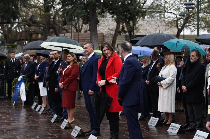 Κωνσταντοπούλου: Δεν έδωσε το χέρι στον εκπρόσωπο της Κυβέρνησης – Αρνήθηκε να σταθεί στην εξέδρα των επισήμων στη Λάρισα