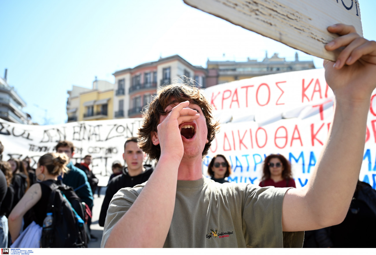 Θεσσαλονίκη: Φοιτητές και μαθητές διαδηλώνουν για τα Τέμπη