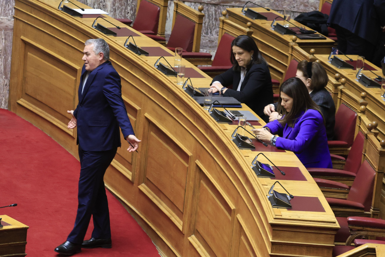 Χαοτική κατάσταση στη Βουλή: Ο Δημήτρης Κυριαζίδης της ΝΔ επιτίθεται στη Ζωή Κωνσταντοπούλου
