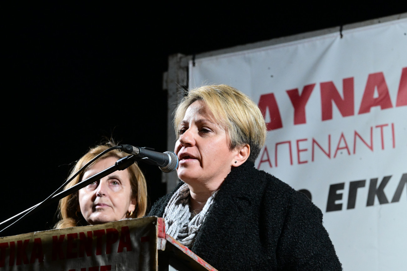 Τέμπη: Συγκινητική παρέμβαση στο Σύνταγμα από δύο μητέρες θυμάτων