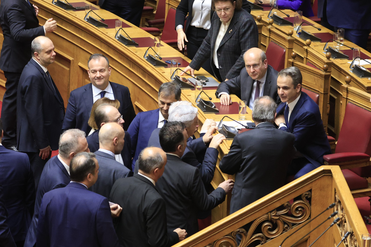 Πρόταση δυσπιστίας: Δυσχερείς συνθήκες για την κυβέρνηση παρά την απόρριψη της μομφής