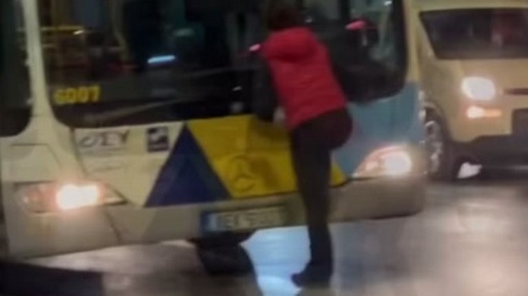 Γυναίκα σε έξαλλη κατάσταση προκαλεί καταστροφές σε λεωφορείο