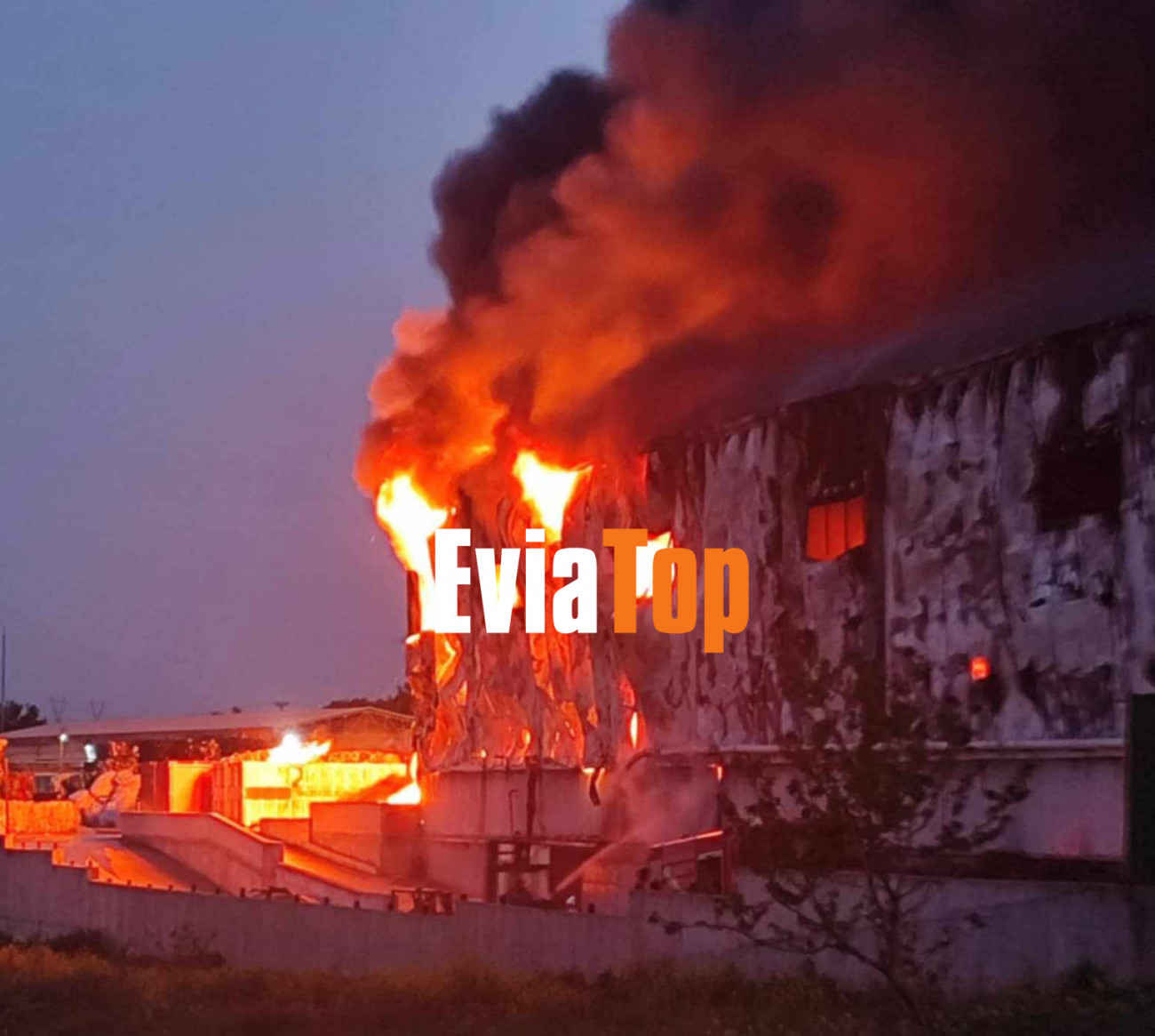Ριτσώνα: Μεγάλη φωτιά σε εργοστάσιο ανακύκλωσης προκαλεί σοβαρούς καπνούς