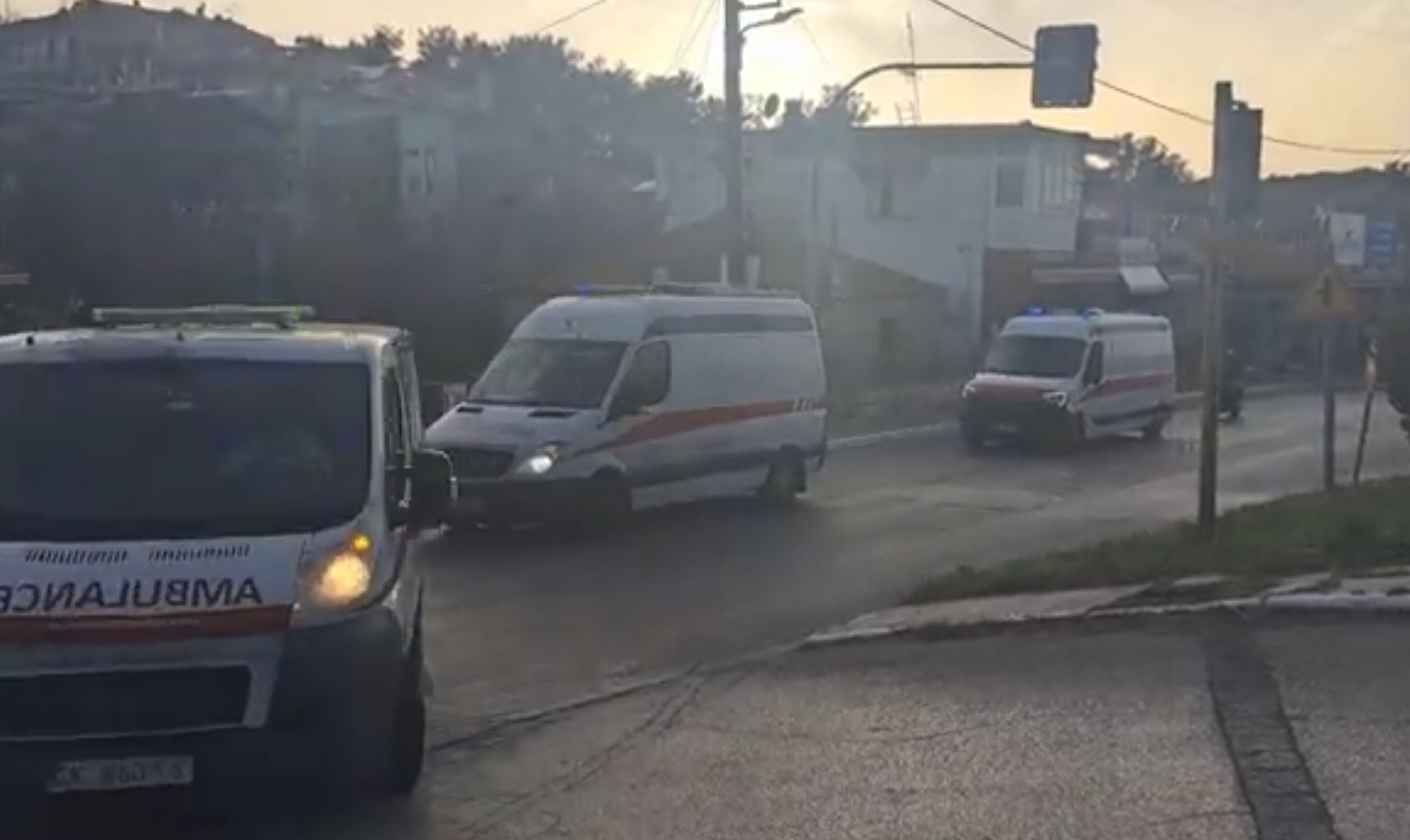 Βόρεια Μακεδονία: Τρία ασθενοφόρα μεταφέρουν εγκαυματίες στο νοσοκομείο Παπανικολάου