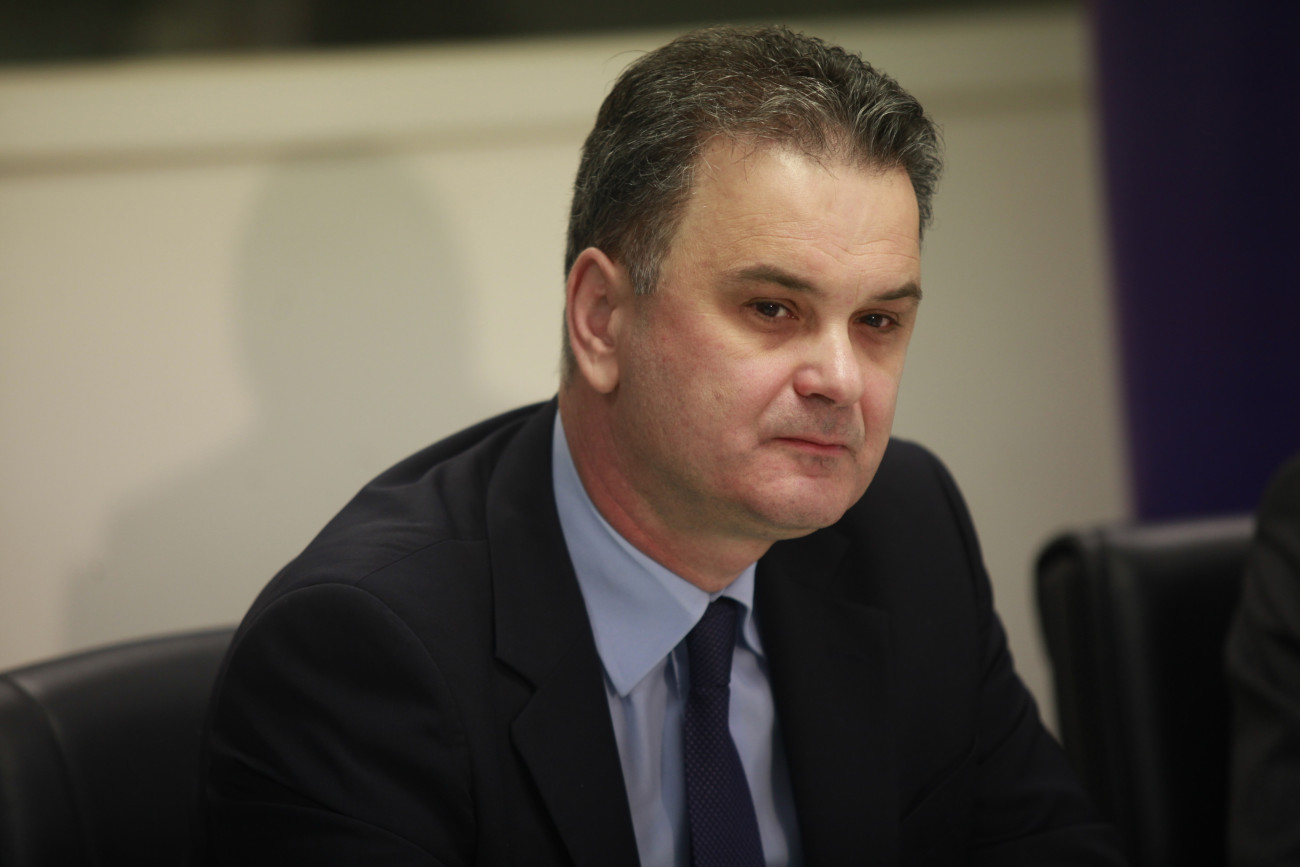 Αποχώρηση Σωκράτη Ξυνίδη από το ΠΑΣΟΚ: Αντίκτυποι και Προβληματισμοί