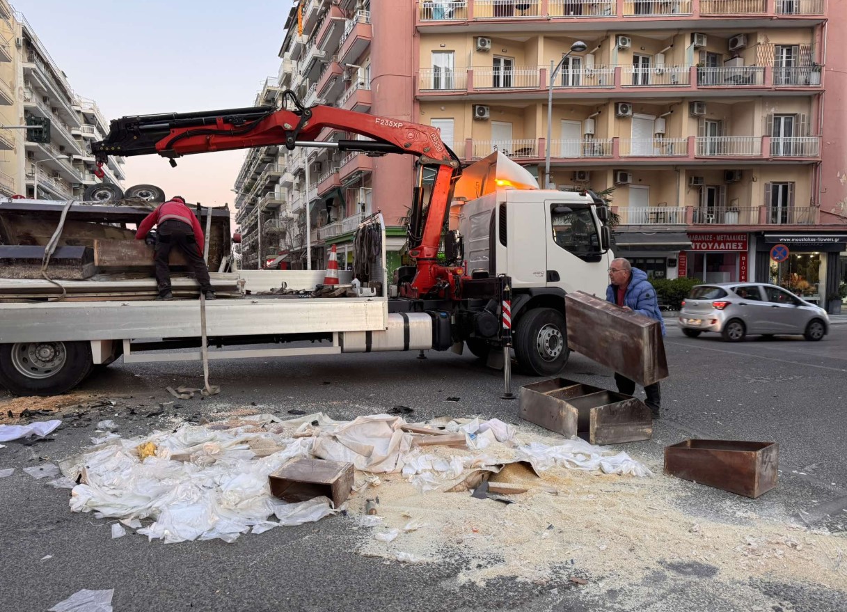 Θερμή κλήση για οδήγηση υπό την επήρεια αλκοόλ στη Θεσσαλονίκη: Σοβαρό τροχαίο με εμπλοκή τρέιλερ