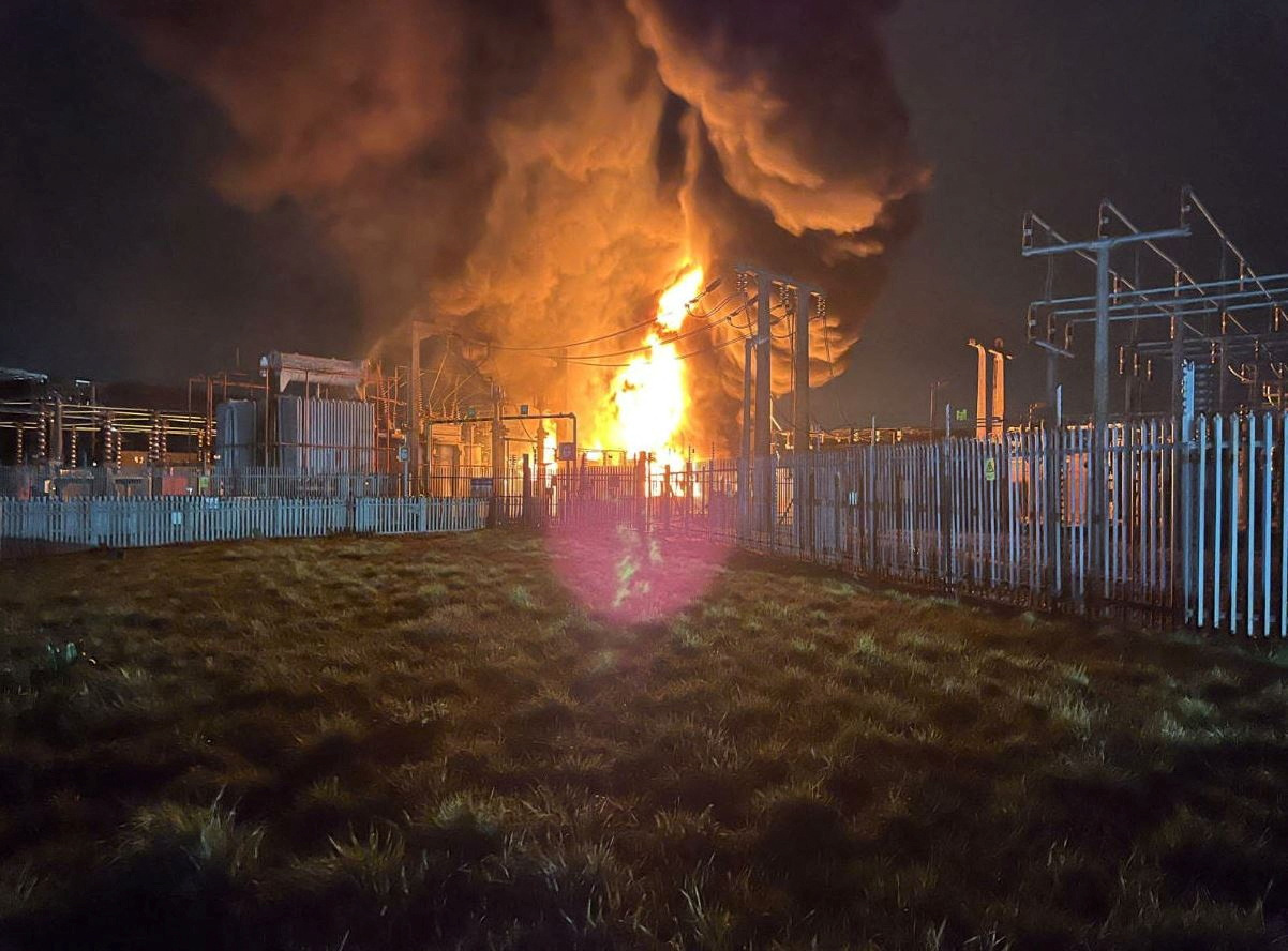 Η στιγμή του blackout στο αεροδρόμιο Χίθροου λόγω μεγάλης πυρκαγιάς