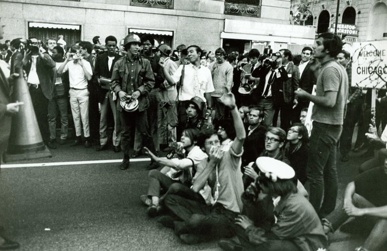 Τα ιδανικά των αγώνων της δεκαετίας του ’60 υπό πίεση: Είναι η ώρα να επιστρέψουμε στους δρόμους;