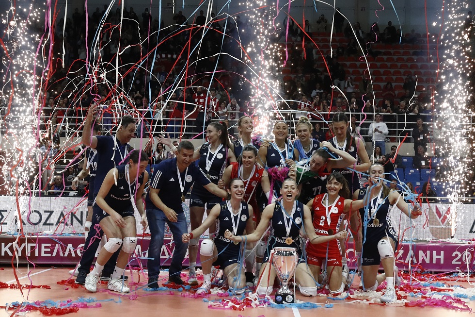 Η εντυπωσιακή κατάκτηση του Κυπέλλου από την ομάδα γυναικών του Ολυμπιακού (vid)